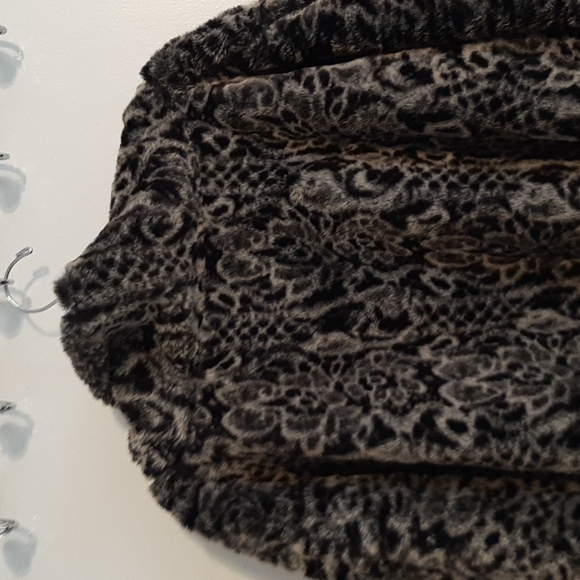 Faux fur Swiss poncho with pockets one size - Picture 3 of 3